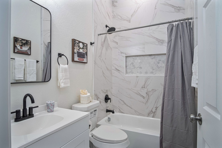 Bathroom 3, 5br/3ba Minutes From the Action With Skyline Views, Bexar