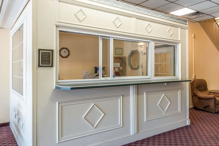 Bathroom 4, Econo Lodge Airport, Berks