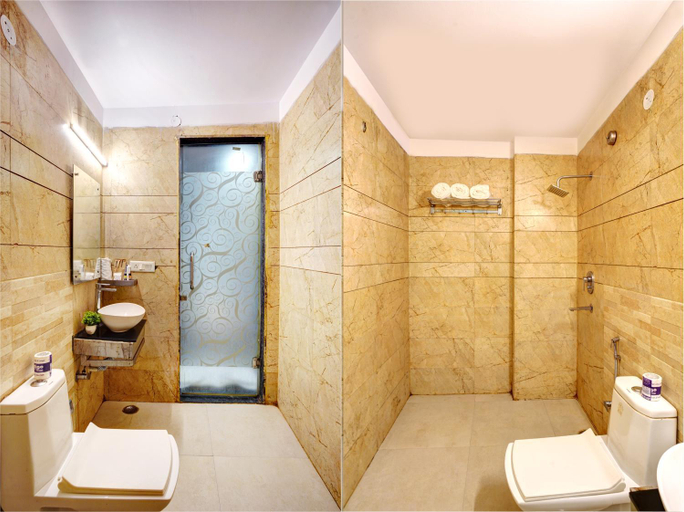 Bathroom 2, Hotel Cabana 5 Mins Walking Distance From NDLS Station, Delhi