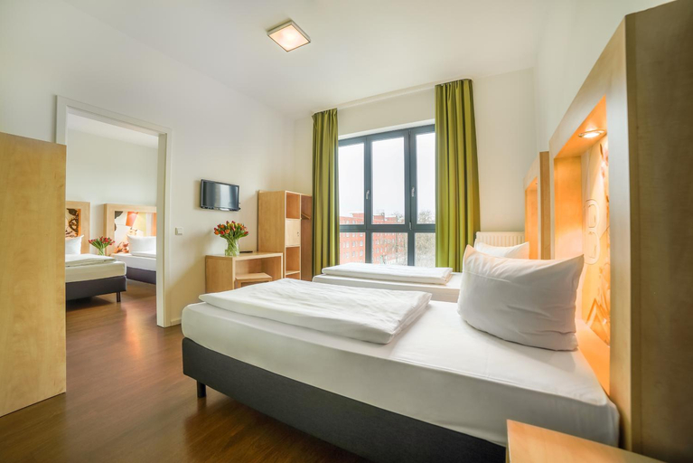 Bedroom 3, H+ Hotel 4Youth, Berlin