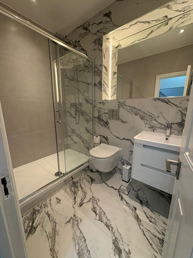 Bathroom 5, Commodore Hotel., London