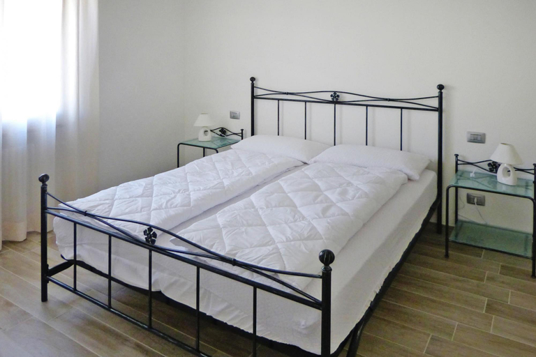 Bedroom, Apartment in Tignale with Lake Garda Views, Brescia