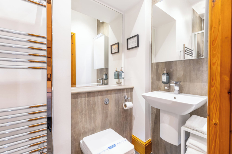 Bathroom 4, Brooklands Guest House, Cumbria