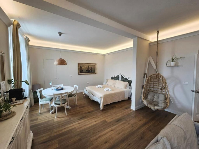 Interior, Mare e Monti, Genova