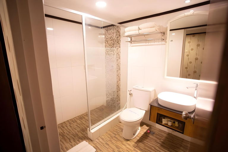 Bathroom 5, Royal Hotel and Outbound Trawas, Mojokerto