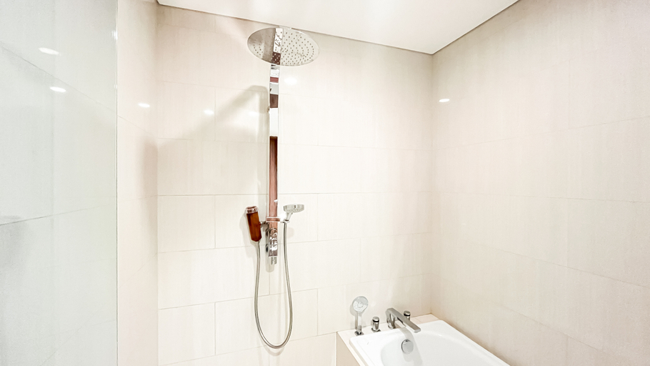 Bathroom 5, Modern Big 1BR Apartment Branz Simatupang By Travelio, Jakarta Selatan