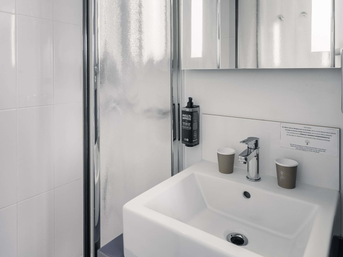 Bathroom 4, ibis Styles Vannes Gare Centre, Morbihan