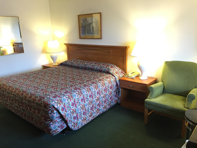 Bedroom 1, Sunshine Motel, Pierce