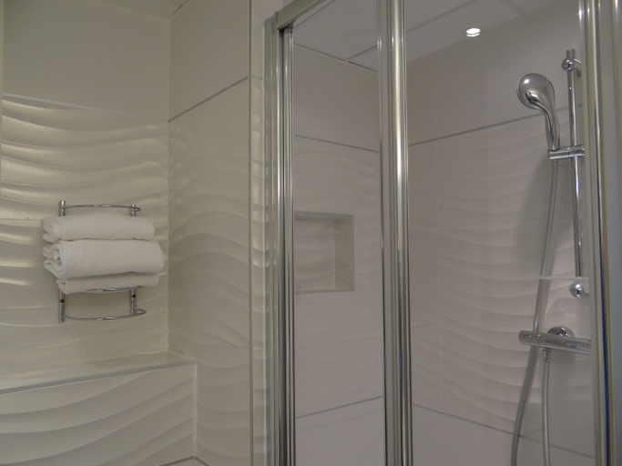 Bathroom 4, Hotel Concordia, Sarthe