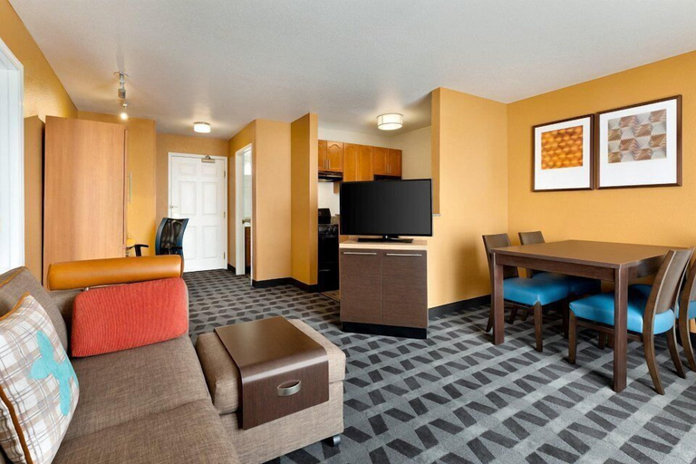 Room 3, Ville 7877, Arapahoe