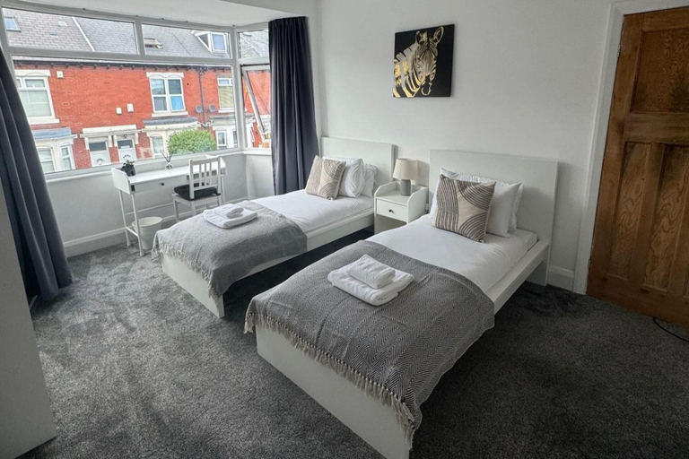 Room 2, Simonside Apartment - Sleeps 6 - Pets Ok - Parking, Newcastle upon Tyne