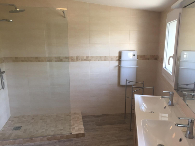 Bathroom 4, Villa in Olonzac with Pool near Lac du Jouarres, Hérault