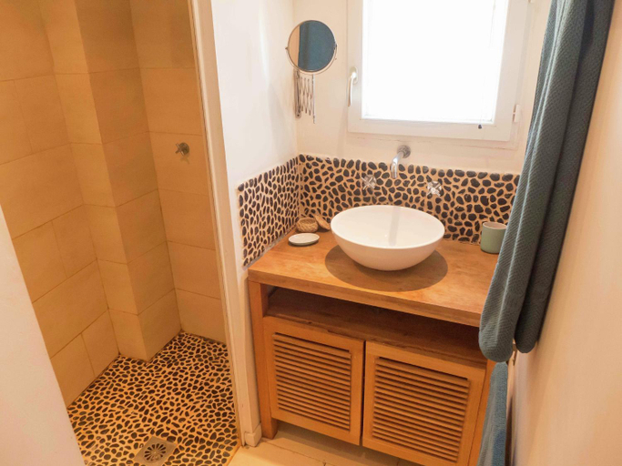 Bathroom 2, Holiday Home in Loupia with Private Pool, Aude