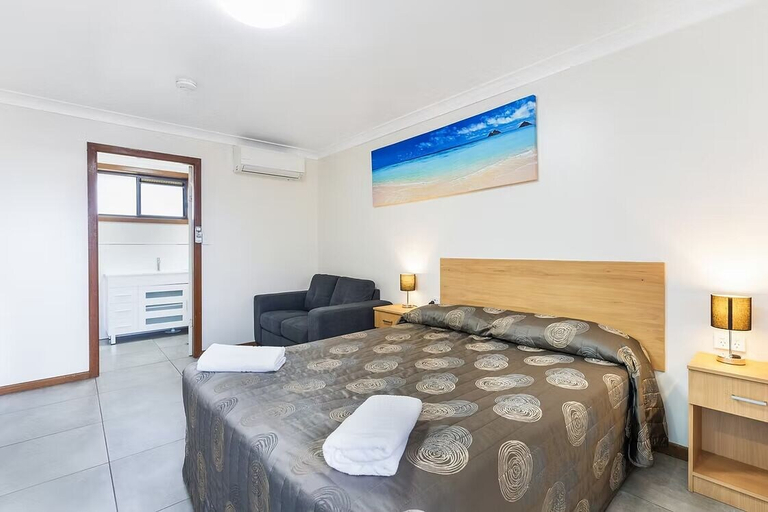 Bedroom 2, Palm Valley Motel, Newcastle - Outer West