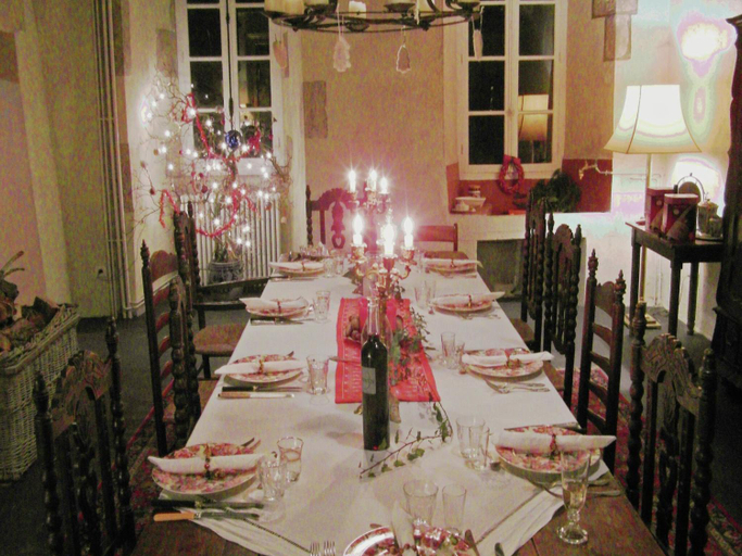 Food & Drinks 4, Castle in Le Veurdre near Forest and River, Allier