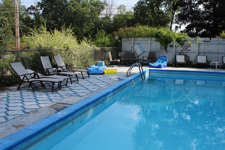 Sport & Beauty, Yankee Trail Motel, Grafton
