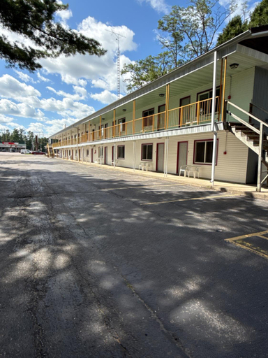 Others 3, Lake Aire Motel, Sauk