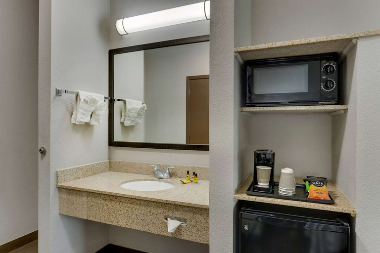 Bathroom 5, Best Western Plus University Inn & Suites, Wichita