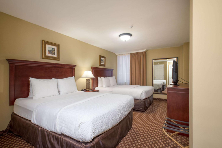 Bedroom 3, Clarion Collection Hotel Arlington Court Suites, Arlington