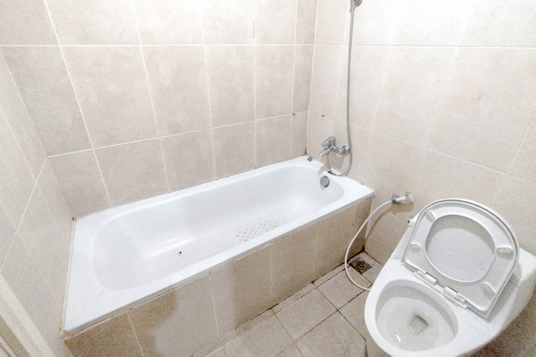 Bathroom 5, 2BR Apartment Classic with City Light View at Trillium Residence By Travelio, Surabaya