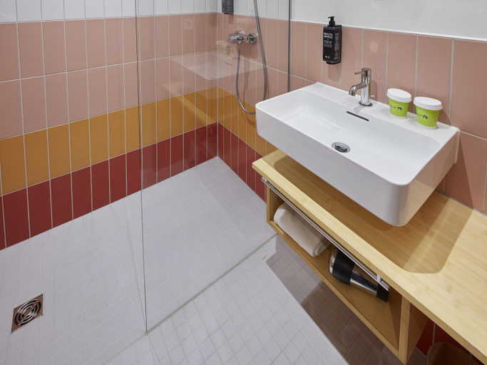 Bathroom 4, Ibis Styles Pforzheim, Pforzheim