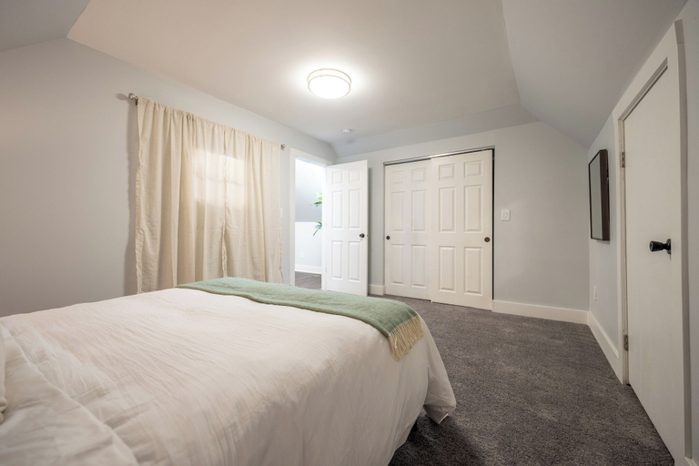 Room 5, Spacious 5-Bedroom Blue Bungalow, Marion
