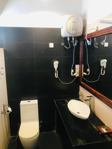 Bathroom 4, Saru Blue Sapphire Hotel, Godakawela