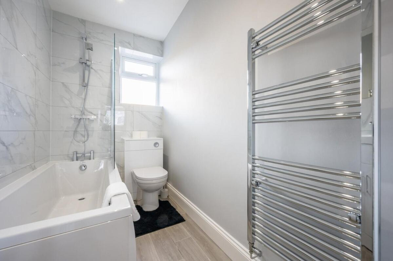 Bathroom 3, Brynglas House by Ty SA, Newport