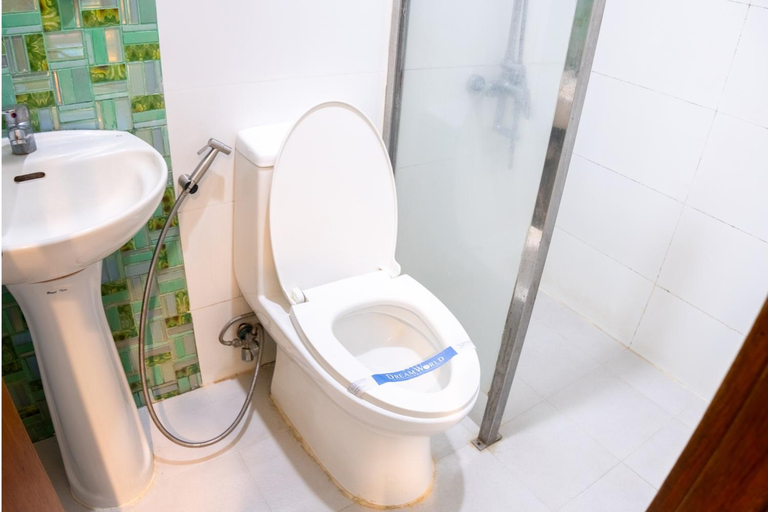 Bathroom 5, Hotel DreamWorld Araneta Cubao, Quezon City