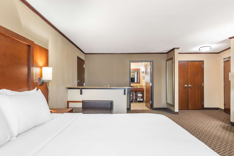 Bedroom 3, Comfort Suites Manhattan, Riley