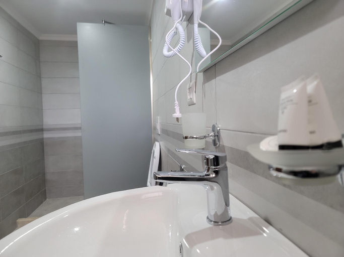 Bathroom 2, G&K Garden, Beratit