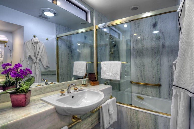 Bathroom 4, Dinah's Garden Hotel, Santa Clara
