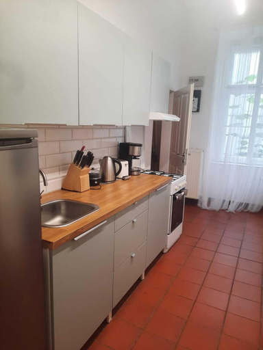 Private kitchen, Modern 1BR With Living Room Central, Wien