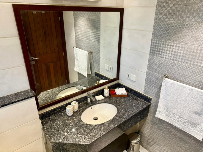 Bathroom 4, The Penthouse, Karachi
