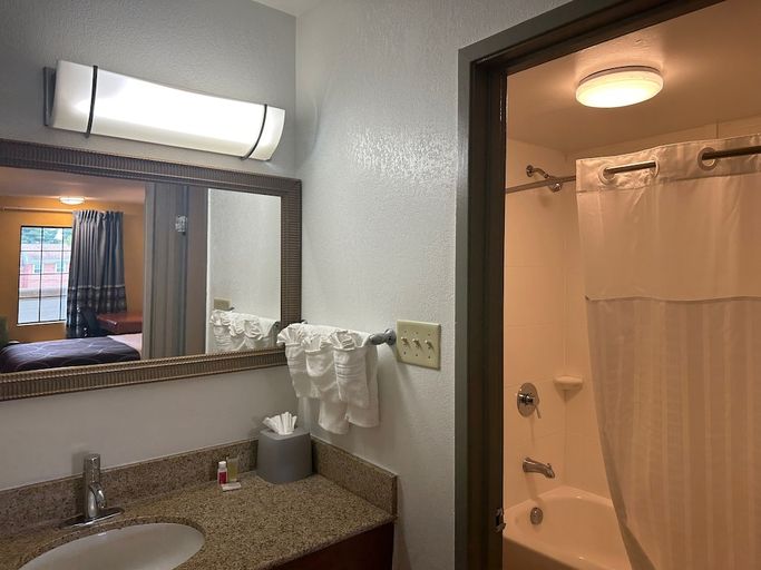 Bathroom, Super 8 by Wyndham Alexandria/Washington D.C. Area, Alexandria