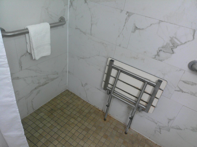 Bathroom 4, Red Roof Inn Hampton Coliseum & Convention Center, Hampton