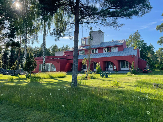 Exterior & Views