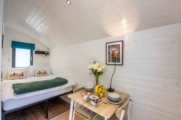 Bedroom 2, Hideaway Pod near Loch Ness for a tranquil retreat, Highland