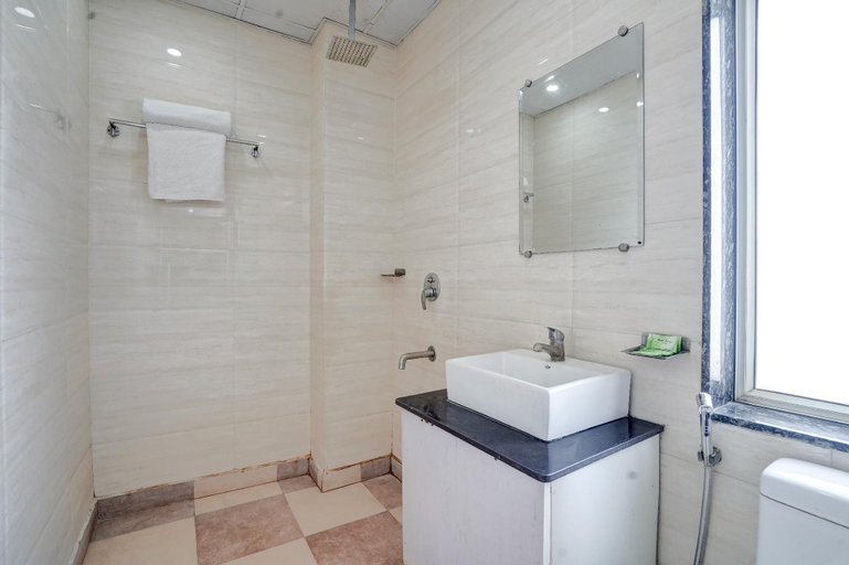 Bathroom 3, Hotel King Plaza, Delhi