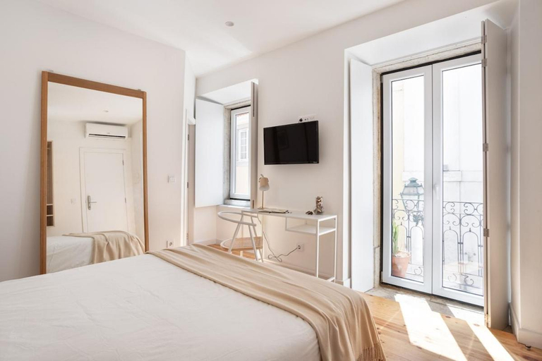 Others 4, Spacious 6Bedroom House w/ Sunny Terrace in Lisbon, Lisbon