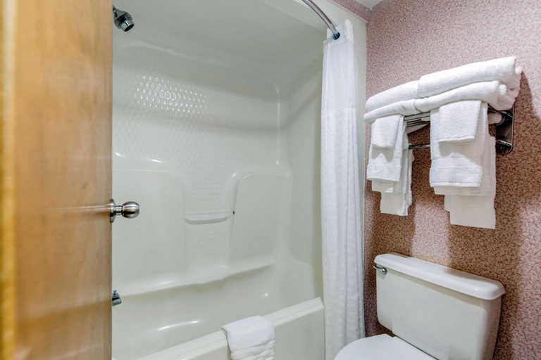 Bathroom 5, Baymont by Wyndham Easton, Talbot