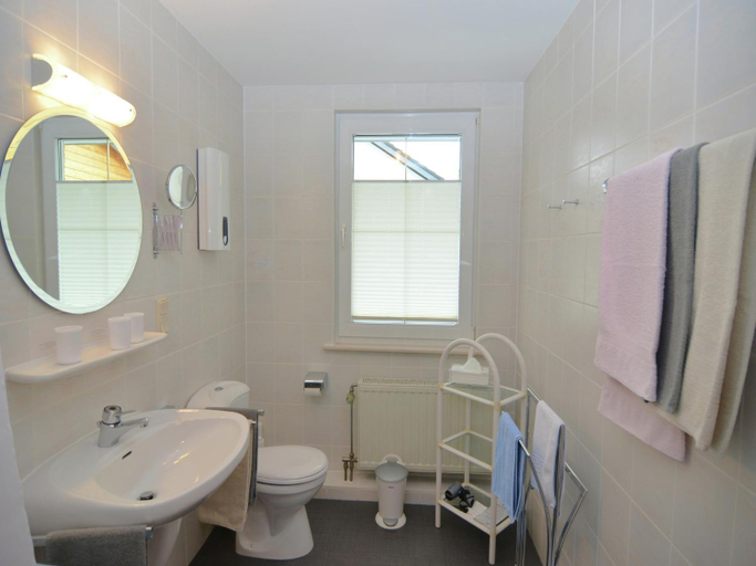 Bathroom 3, Moderne Ferienwohnung am Wald in Schwalefeld, Waldeck-Frankenberg