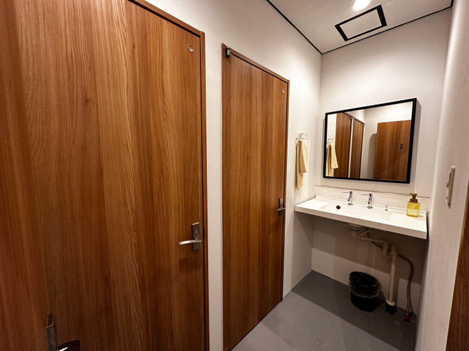 Bathroom 4, Tokyo Guesthouse HIVE, Chiyoda