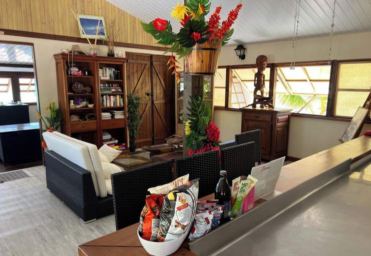 Lobby sitting area, Te Manu Lodge Tikehau, Bora Bora