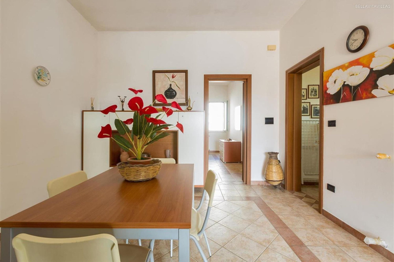 Room 2, 1069 Girasole Trilo 1 by Barbarhouse, Lecce