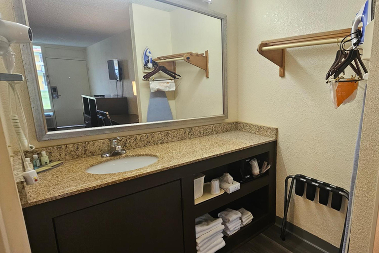 Bathroom 5, Sumter Inn, Sumter