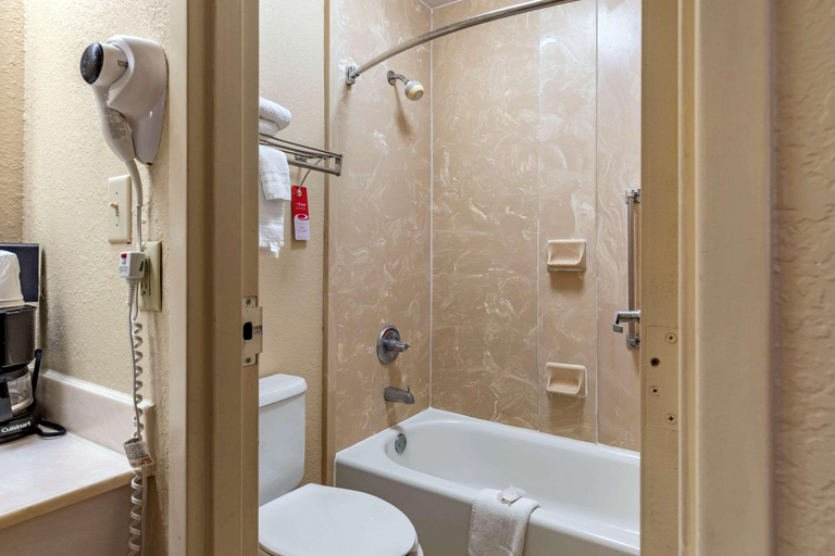 Bathroom 3, Econo Lodge Cordele, Crisp