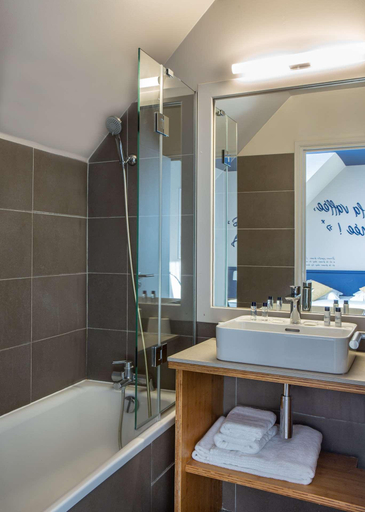 Bathroom 4, Hôtel Antares & Spa, Calvados