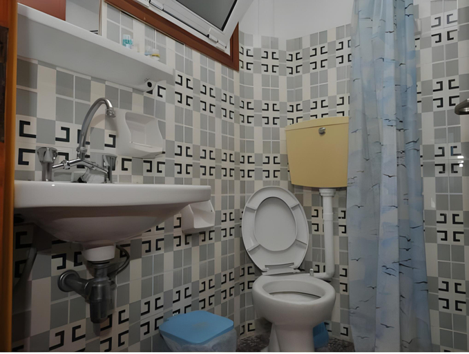 Bathroom 3, Jimmy's Apartments, West Greece