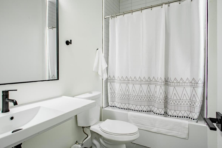 Bathroom 3, Vibrant 2-BR Luxe Flat Adjacent Eastern Market Walk to METRO Barracks Row Capitol Hill, Washington D.C.
